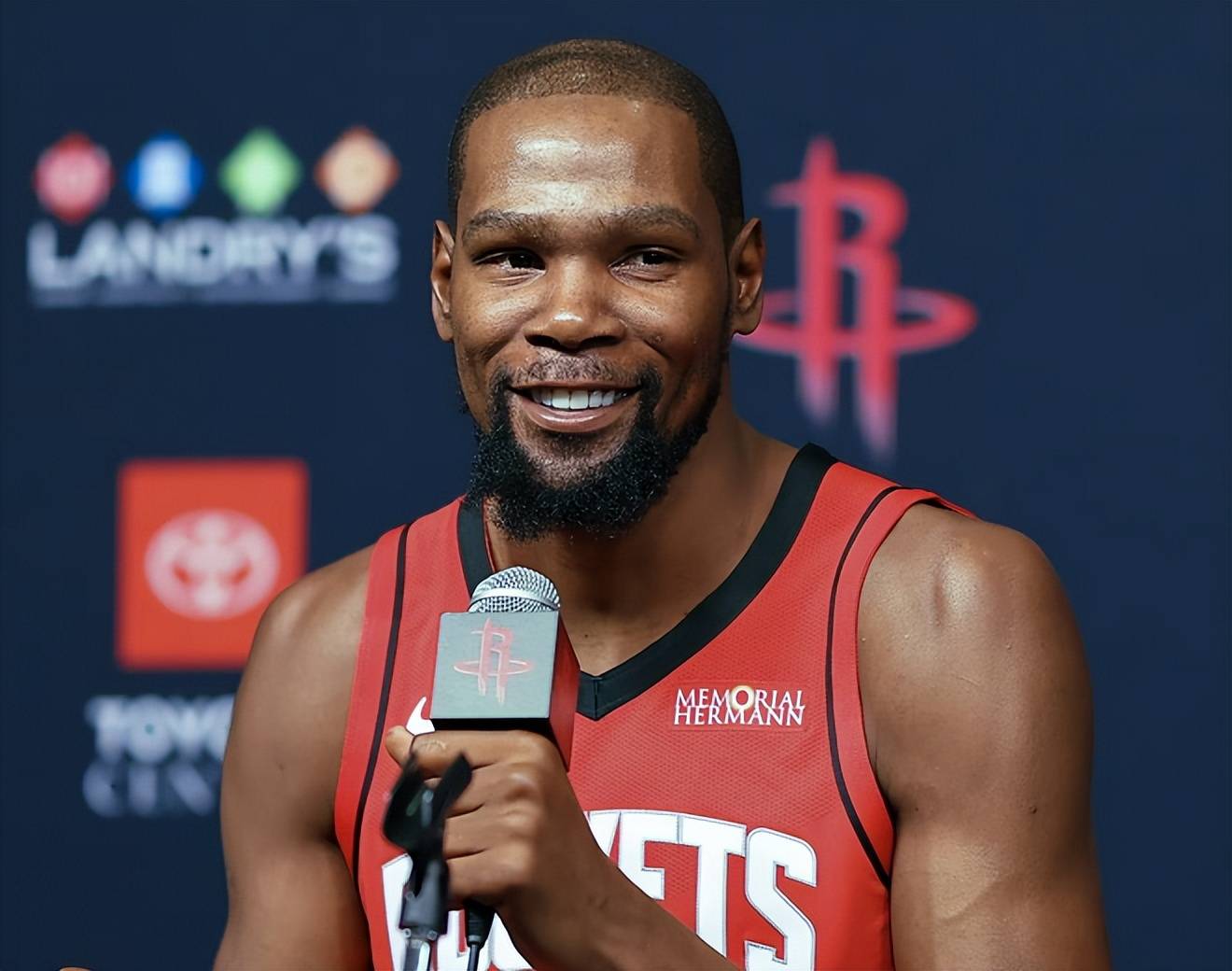 斯基拉：米兰要续约意U17国门隆戈尼，认为其是未来顶级球员（斯基拉：米兰计划续约意大利U17门将隆戈尼，视其为未来的顶级球员）