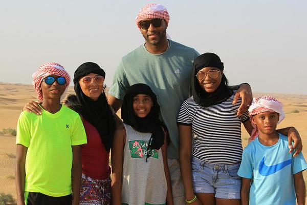 爱德华兹谈偷拍库里：我像普通人见明星那样，偷偷举着手机拍（爱德华兹谈偷拍库里：像普通粉丝遇到偶像一样，悄悄举手机拍）