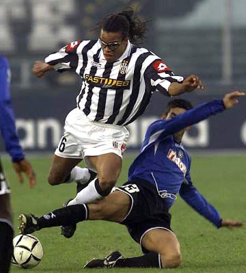 太阳报：英超想本赛季引入裁判摄像头，联盟将要求俱乐部同意（太阳报：英超拟本赛季启用裁判佩戴摄像头，需经各俱乐部同意）