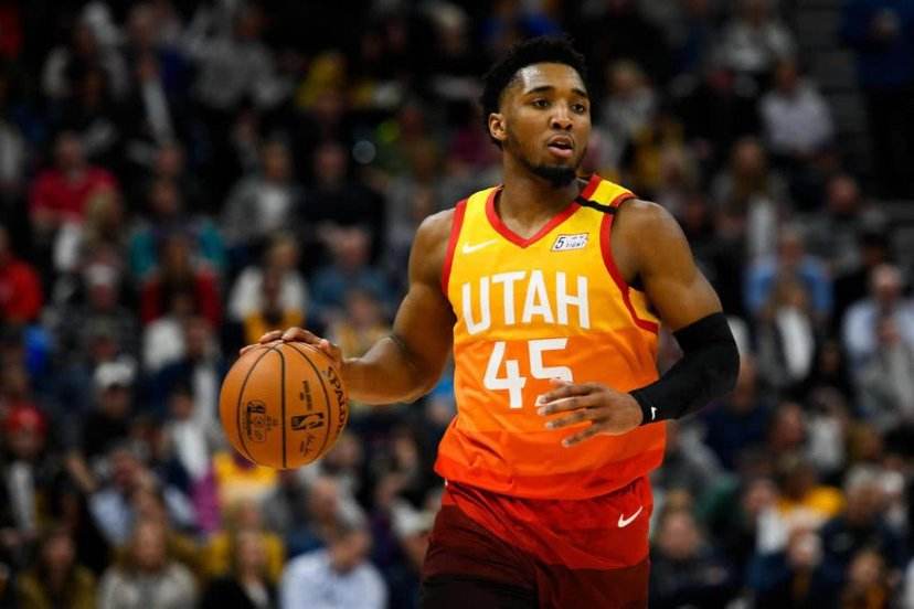 詹姆斯篮板抢断关键时刻锁定胜局（詹姆斯关键篮板与抢断一锤定音）