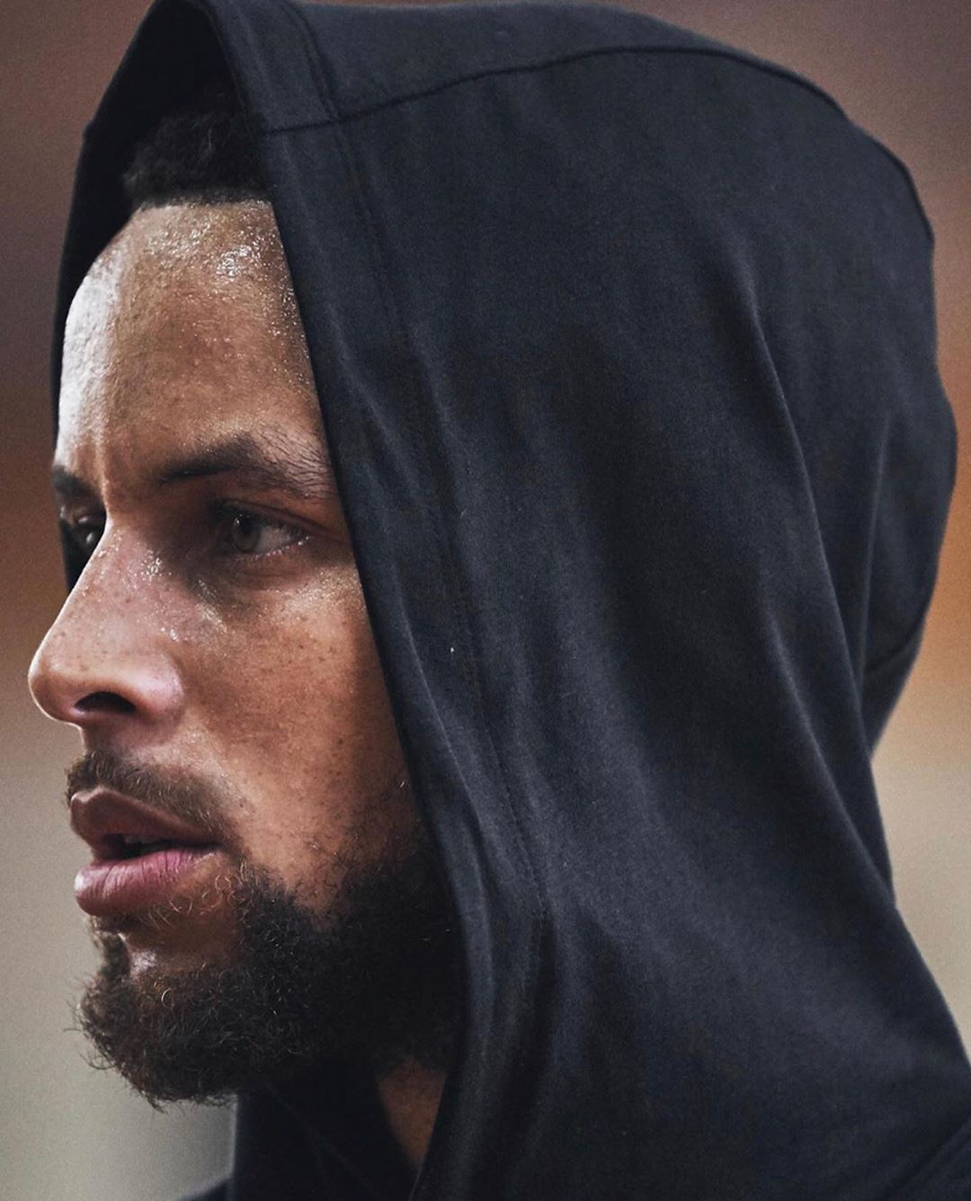 足球国足新一期集训名单公布，两名新人首次入选引热议（国足新一期集训大名单出炉，两名新人首度入选引发热议）