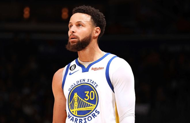 理性追星，新鹏城vs成都赛后有球迷跳下看台与韦世豪合影（理性追星：新鹏城对成都赛后球迷翻越看台与韦世豪合影）