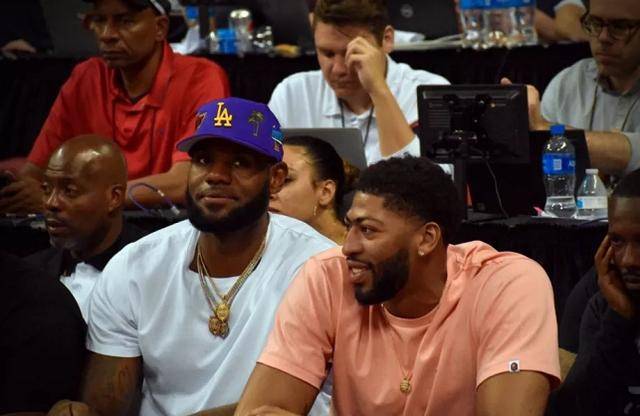 F1实时积分榜：诺里斯领先皮亚斯特里22分，领先维斯塔潘25分（F1最新积分：诺里斯以22分优势压过皮亚斯特里，对维斯塔潘领先25分）