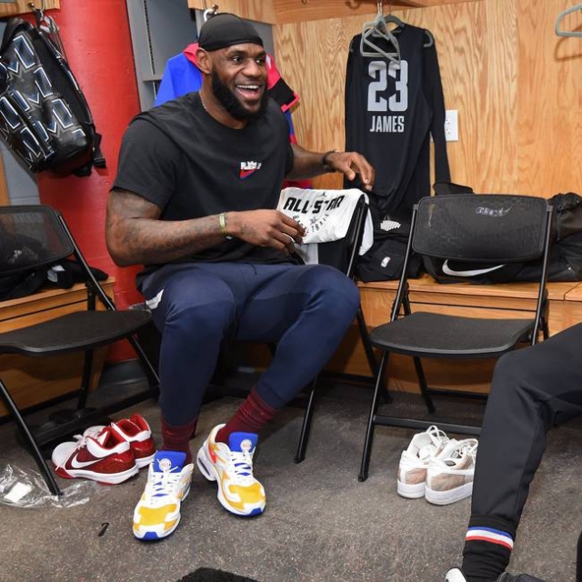 詹姆斯：亚当斯强的离谱，全队人加上教练组、安保才能卡住他（詹姆斯：亚当斯强到离谱，全队加教练组和安保才能拦住他）