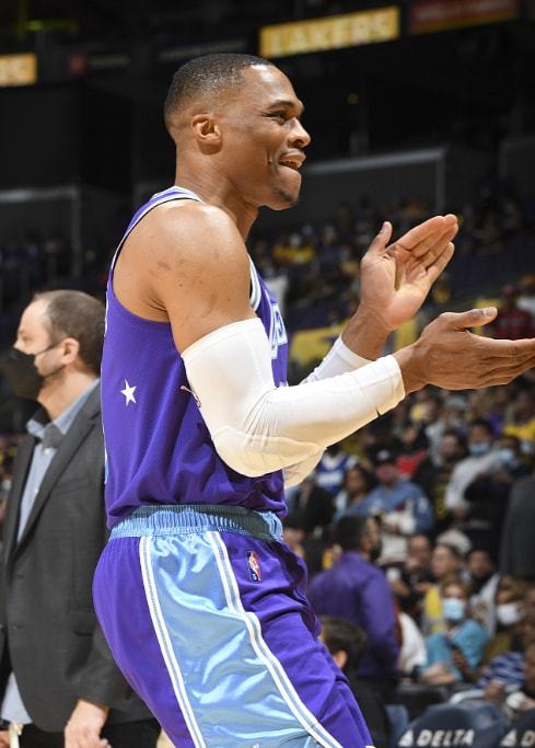 斯基拉：尤文将给伊尔迪兹500-550万年薪，加与欧冠挂钩奖金（斯基拉：尤文拟向伊尔迪兹提供500-550万年薪，另设与欧冠挂钩的奖金）