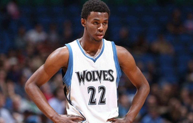 杜兰特关键中投命中，全场欢呼（杜兰特关键中投得手，全场沸腾）