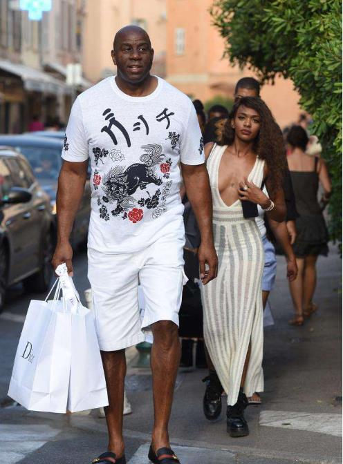 美记：许多队友都给保罗发支持信息，伦纳德与他保持密切联系（美媒：队友纷纷向保罗表达支持，伦纳德与其保持密切联络）