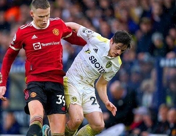 拼劲十足，多库17岁时曾与孔帕尼进行一对一单挑（17岁多库斗志十足，曾与孔帕尼上演一对一对决）