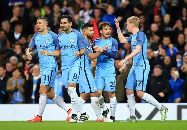 内线予取予求！小杰克逊半场高效砍下17分7篮板（内线无人可挡！小杰克逊半场高效斩获17分7篮板）