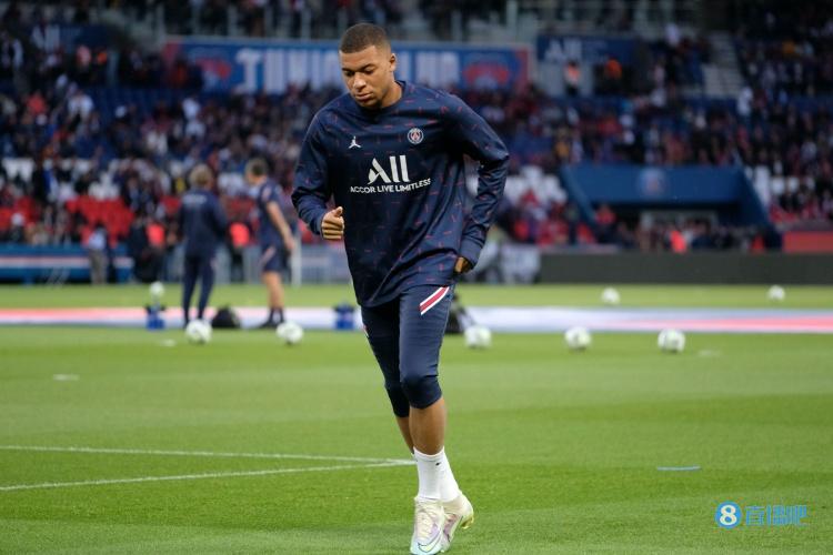 凯恩闪电帽子戏法，拜仁5-0横扫斯图加特，重回巅峰！（凯恩上演闪击帽子戏法，拜仁5-0大胜斯图加特，王者归来）