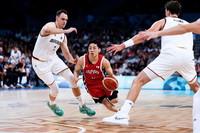 杨一鸣发文总结本赛季，动态中有多张与老东家成都交锋的画面（杨一鸣发文回顾赛季，晒多张对阵老东家成都的画面）