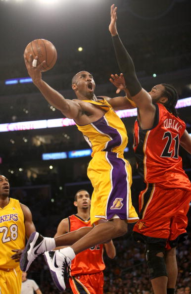 解说：独行侠内线短缺被马卡打爆 弗拉格持球冲击对体能消耗很大（点评：独行侠内线薄弱遭马卡肆虐 弗拉格持球突击体能消耗巨大）