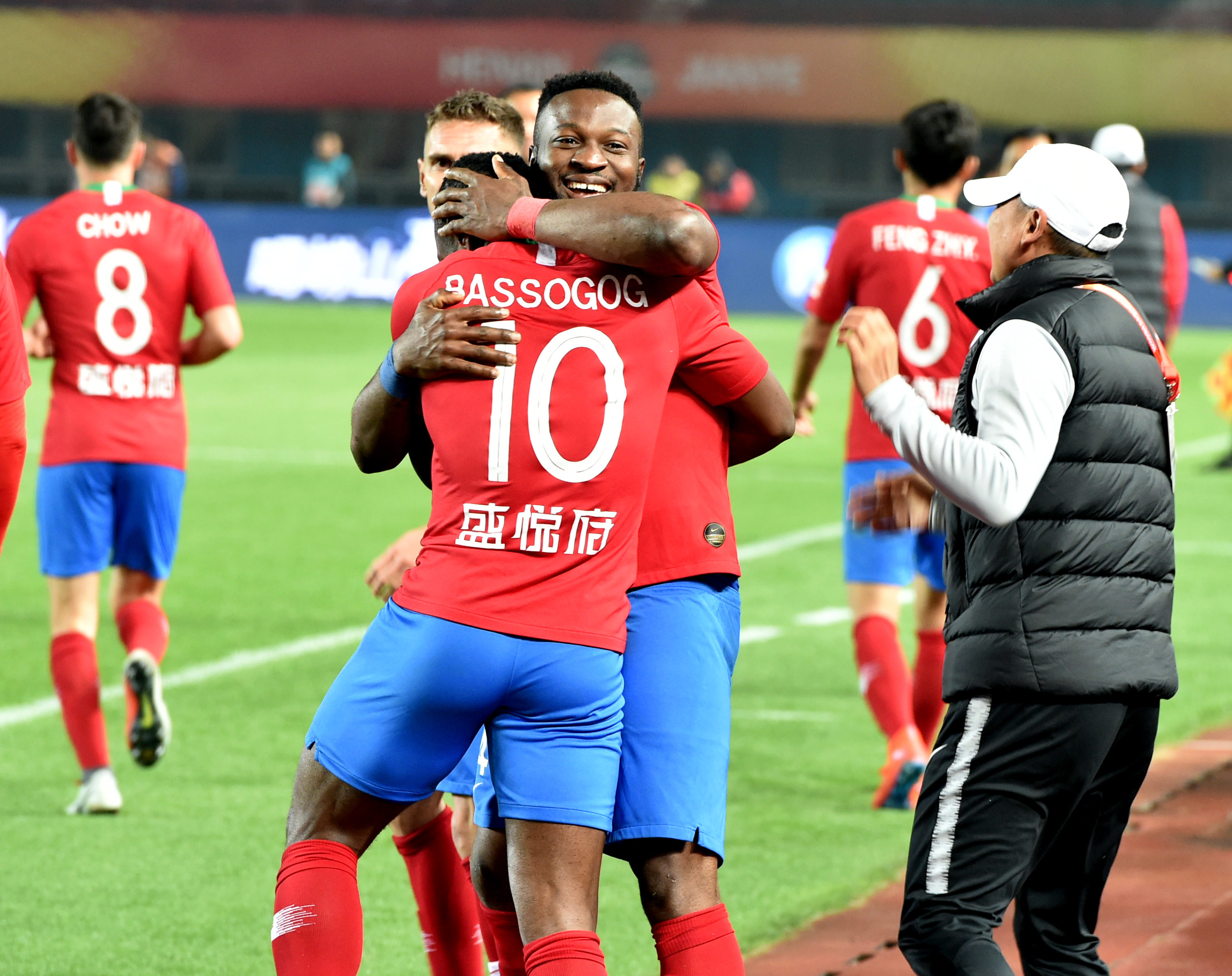 杨晨对话施拉普纳：中国球员不该只为钱踢球，留洋从乙级开始（杨晨与施拉普纳对谈：中国球员别只为钱踢球，留洋应从乙级起步）