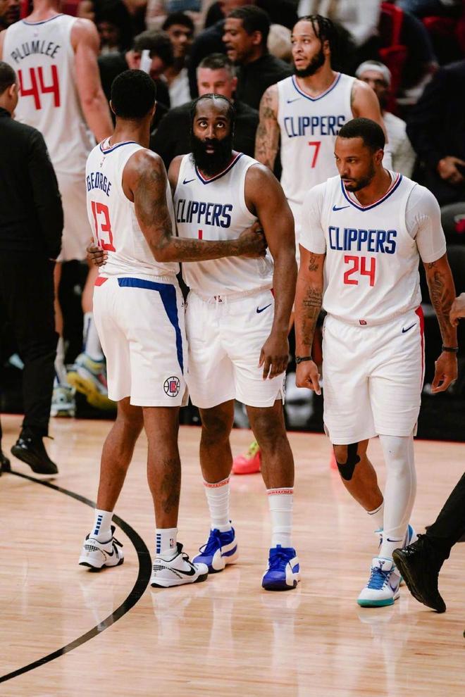 聪明死你了！约基奇球快发不出来了 直接砸奥科吉胳膊上出界（机智到家！约基奇边线发球受阻，直接砸向奥科吉手臂制造出界）