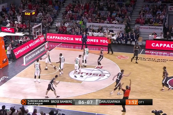 动作过大！约翰逊突破被段睿骐直接拽翻在地 后者违体（对抗过猛！约翰逊突破遭段睿骐拉拽摔倒，判罚违体犯规）