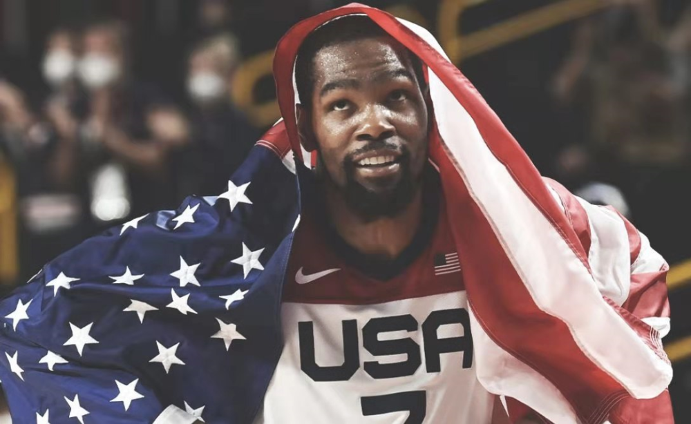 前意甲裁判谈DV9点球被吹：他和防守球员互有拉扯，都不犯规（前意甲名哨评DV9点球被判无效：与后卫相互拉拽，双方动作均不构成犯规）