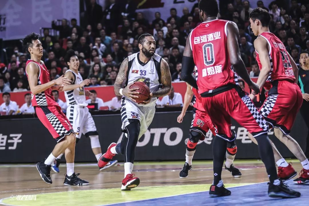 WTT总决赛：王楚钦4-3逆转战胜松岛辉空，晋级八强（WTT总决赛：王楚钦上演4-3逆转击败松岛辉空，挺进八强）